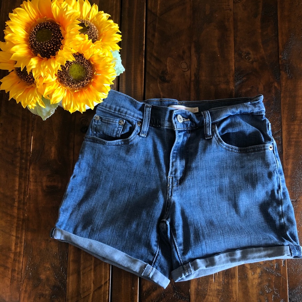 Levi’s Mid-Length Short